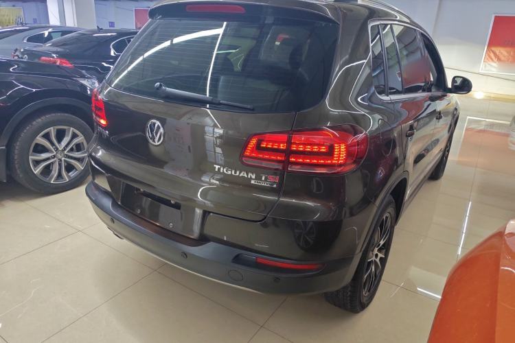 Used Volkswagen Tiguan 2015 1.8TSI Automatic All-Wheel-Drive Luxury Model Rear Right 45 Deg