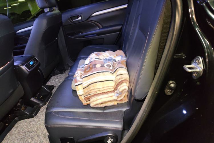 Used Toyota Highlander 2018 2.0T Four-Wheel Drive Prestige Version 7 Seats China V Emission Standard Left Rear Seat