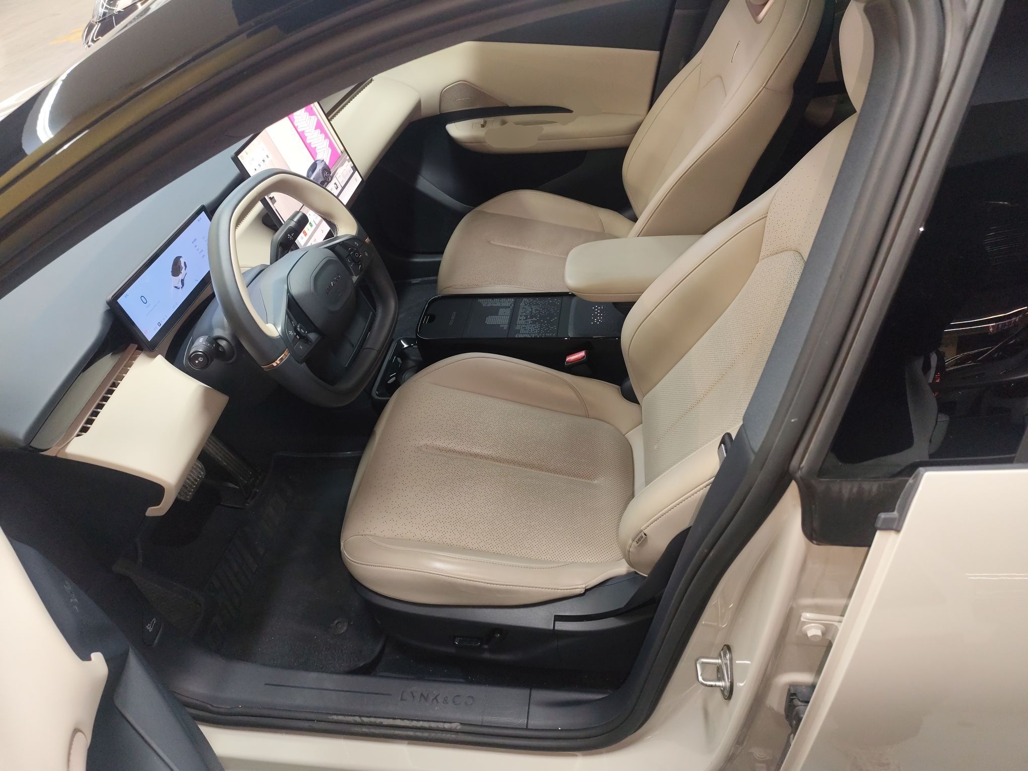 المقاعد الأمامية داخل السيارة