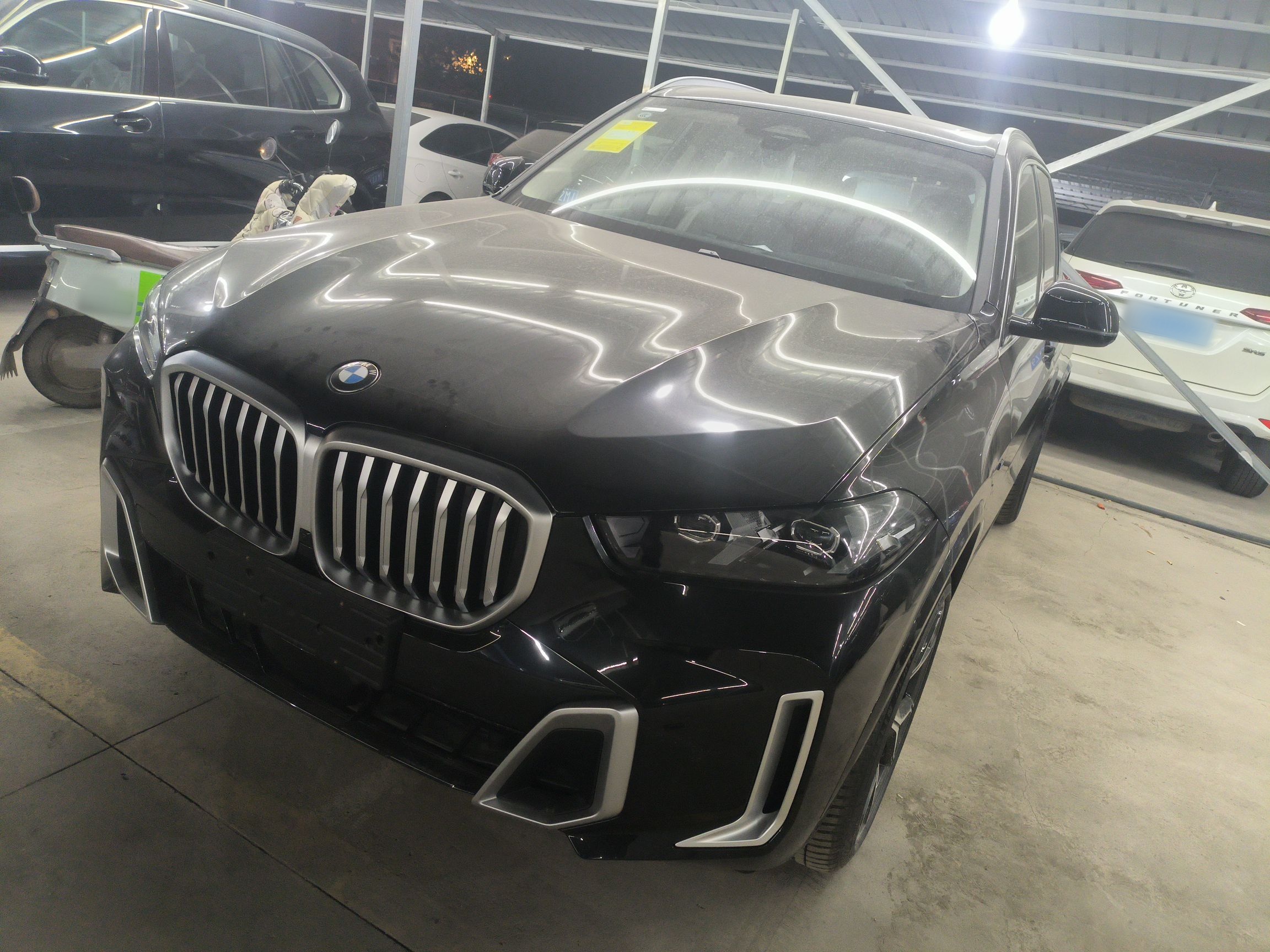 تحت مقدمة السيارة