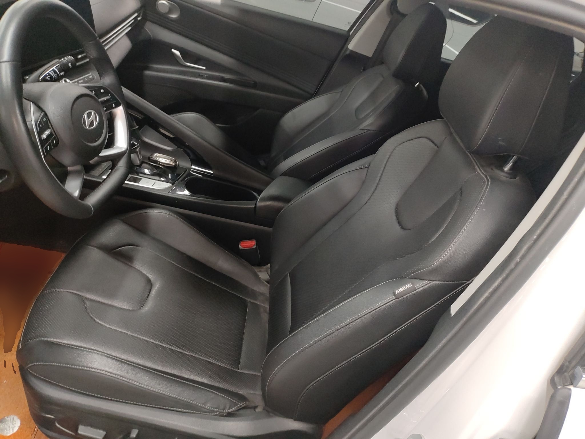 Переднее сиденье в автомобиле