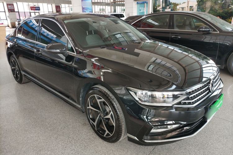 Used Volkswagen Magotan 2023 2 Million Units Limited Edition 330TSI DSG Leading Version Front Right 45 Deg