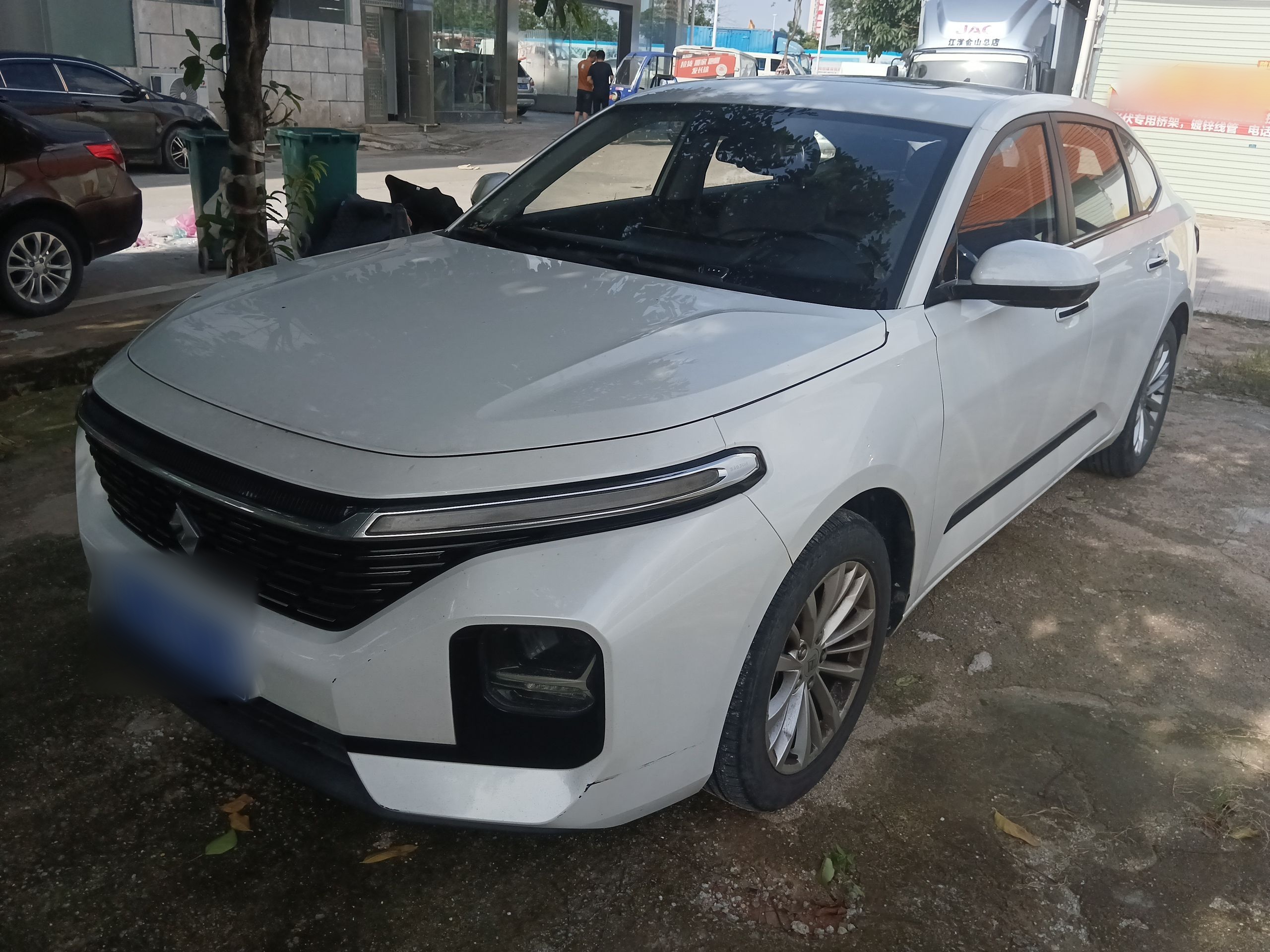 Под передней частью автомобиля