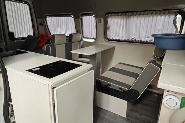 Used SAIC MAXUS Xintu V80 2014 2.5T Aoyuntong Long Wheelbase High-Roof Model