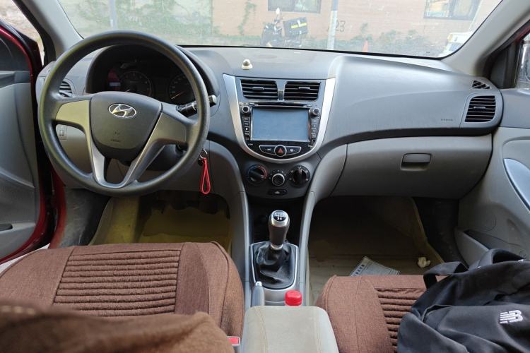 Used Hyundai Verna (older generation) 2014 1.4L Manual Smart GLS Trim Center Console