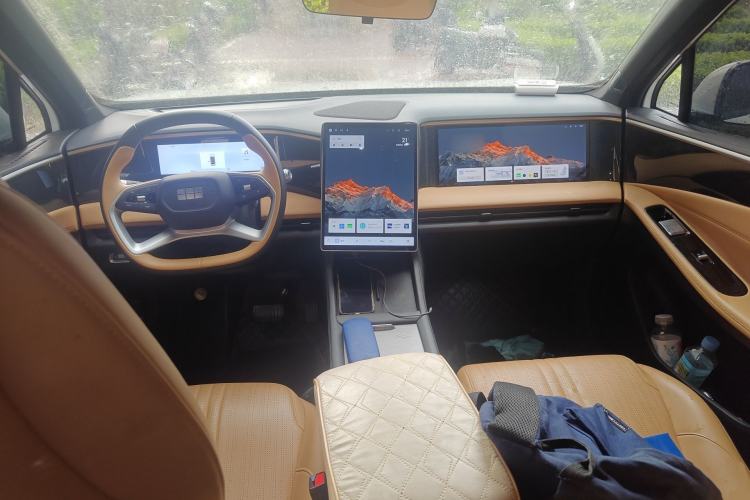 Used Geely Galaxy L7 2024 1.5T 115 km MAX Dragon Edition Center Console