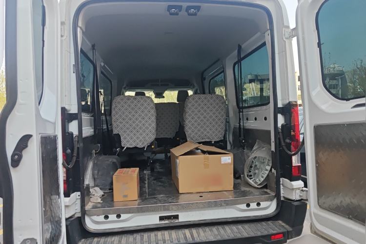 Used Ford Transit T8 2024 T8 2.0T Diesel Manual Mid-axle Mid-roof 6-seater Multi-function Version 2/2/2 Trunk