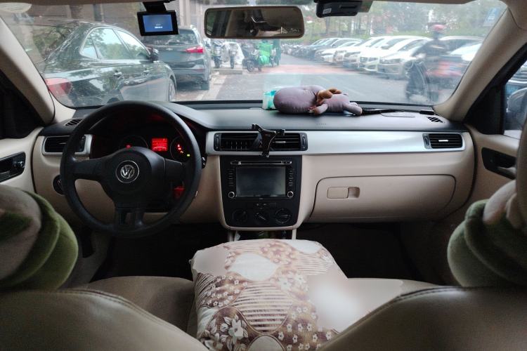 Used Volkswagen Bora 2012 1.6L Automatic Fashion Edition Center Console