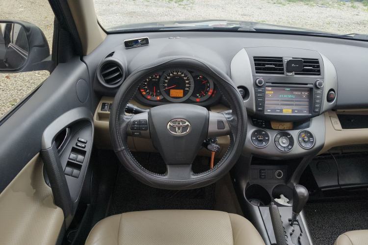 Used Toyota RAV4 2012 Luxurious 2.4L Automatic 4x4 with Stylish Features
