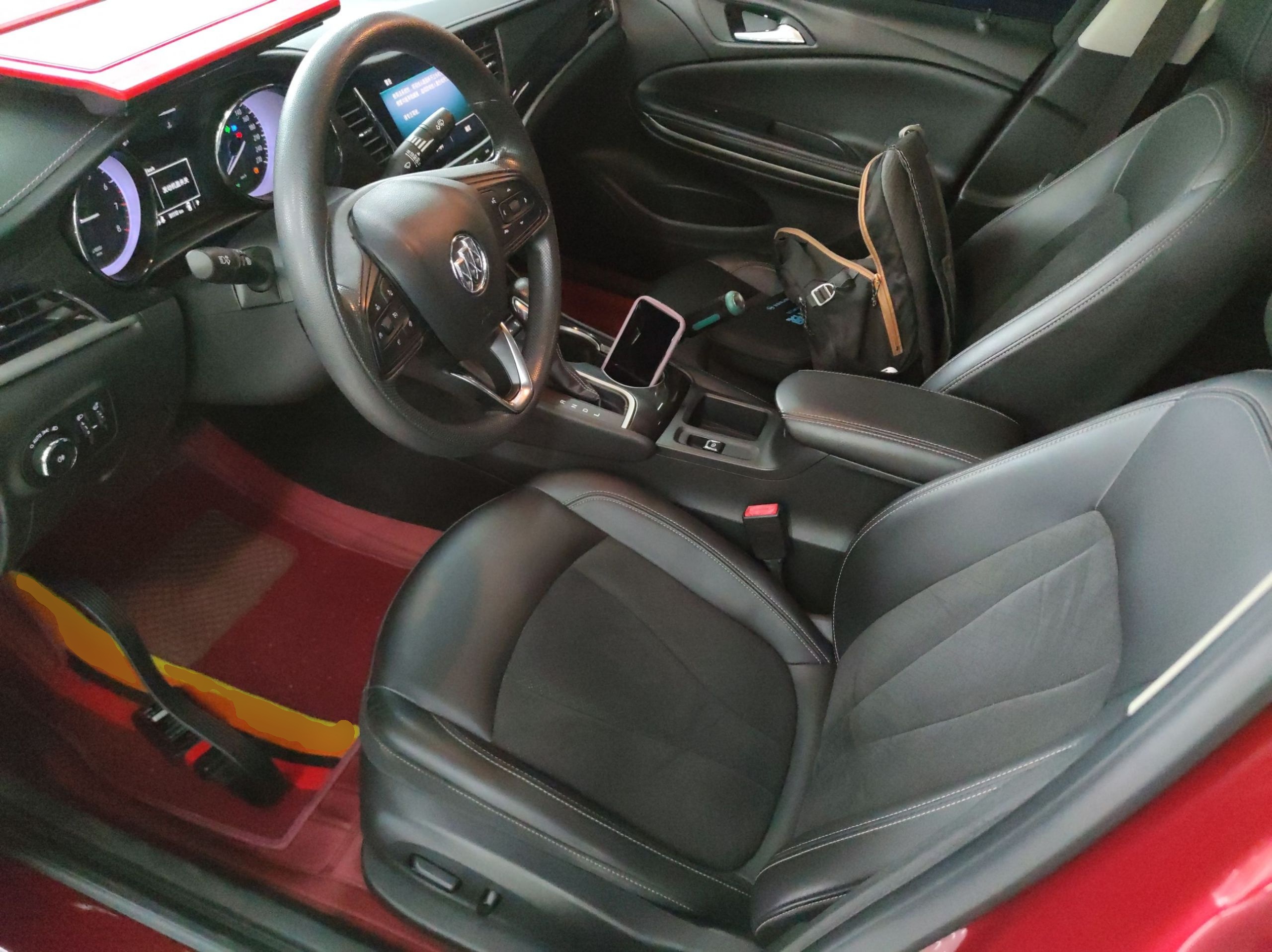 المقاعد الأمامية داخل السيارة