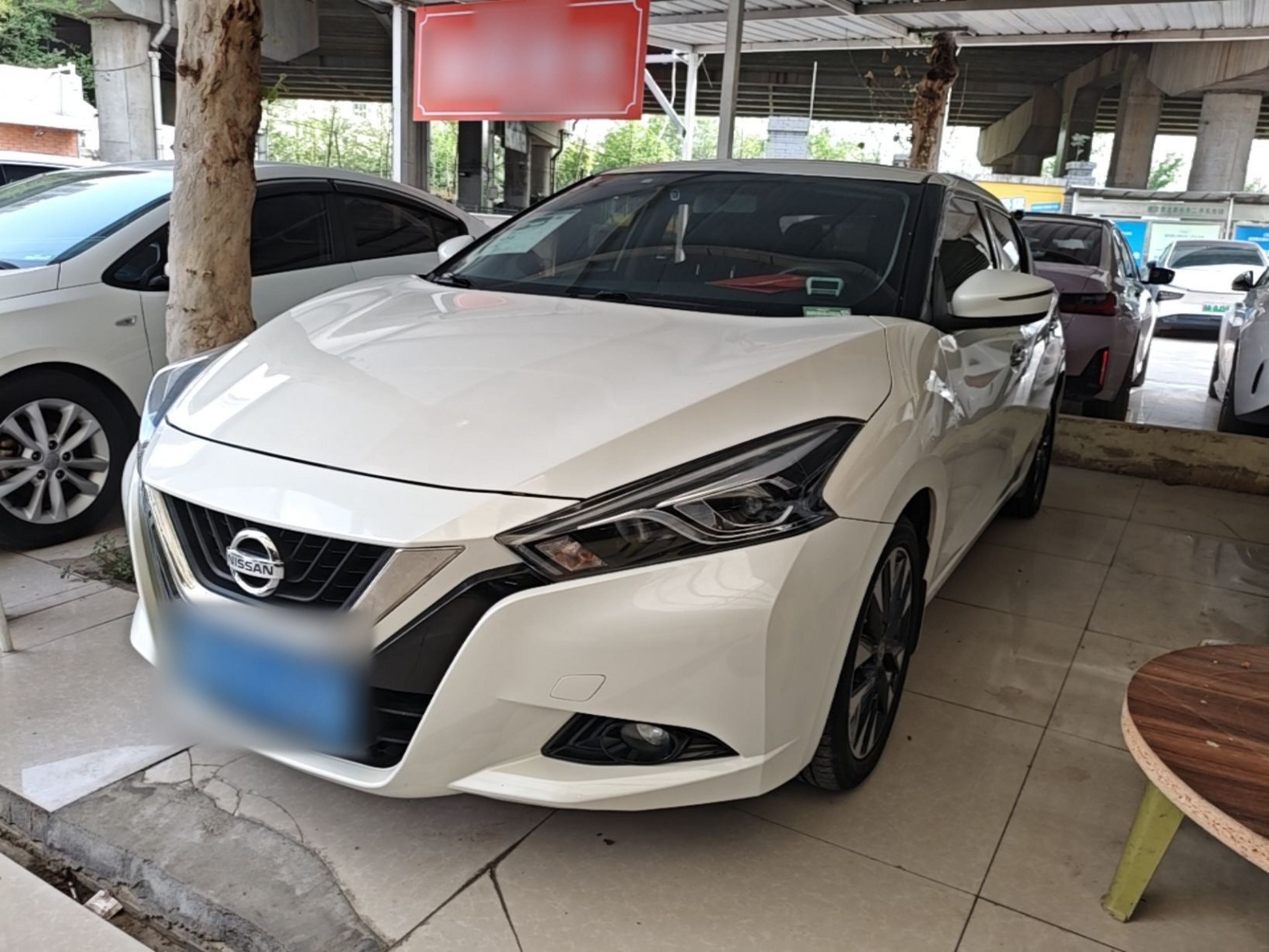 Под передней частью автомобиля