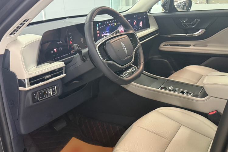 Used Lincoln Corsair 2023 2.0T Two-Wheel Drive Luxury Edition Interior 2