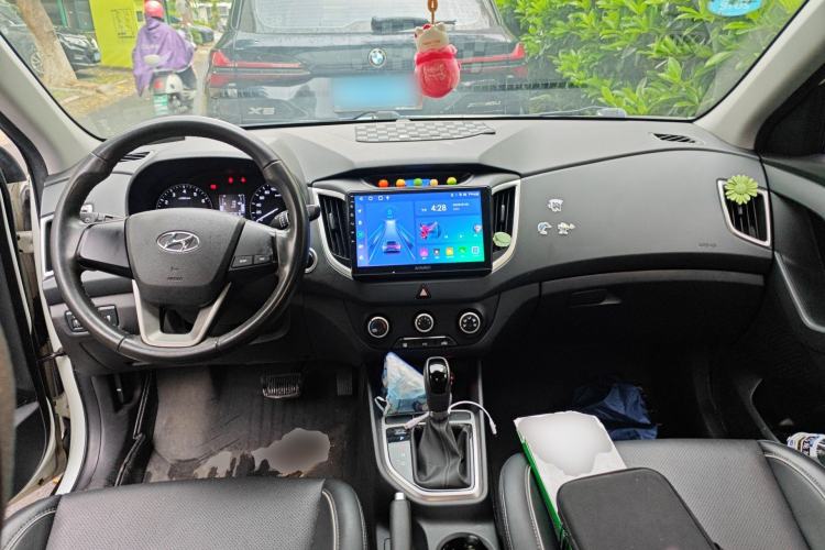 Used Hyundai ix25 2015 1.6L Automatic Two-Wheel Drive Smart GLS Trim Center Console