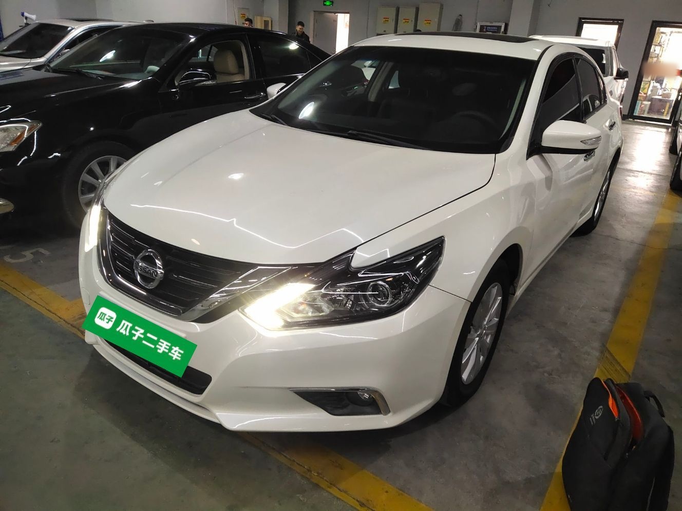 تحت مقدمة السيارة