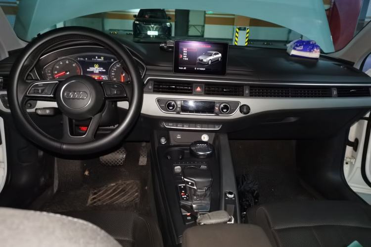Used Audi A4L 2019 40 TFSI Ambition China VI Center Console