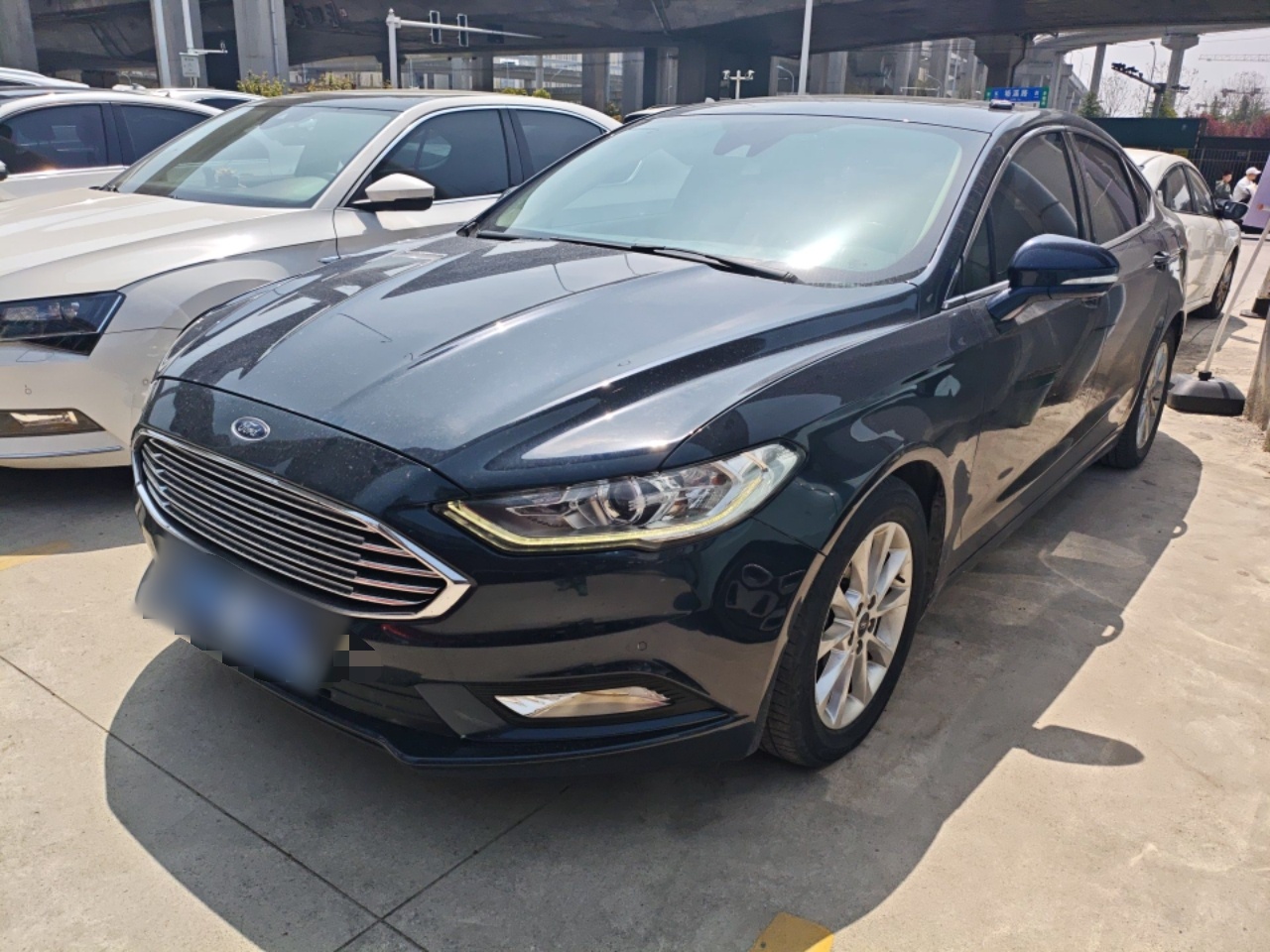 Под передней частью автомобиля