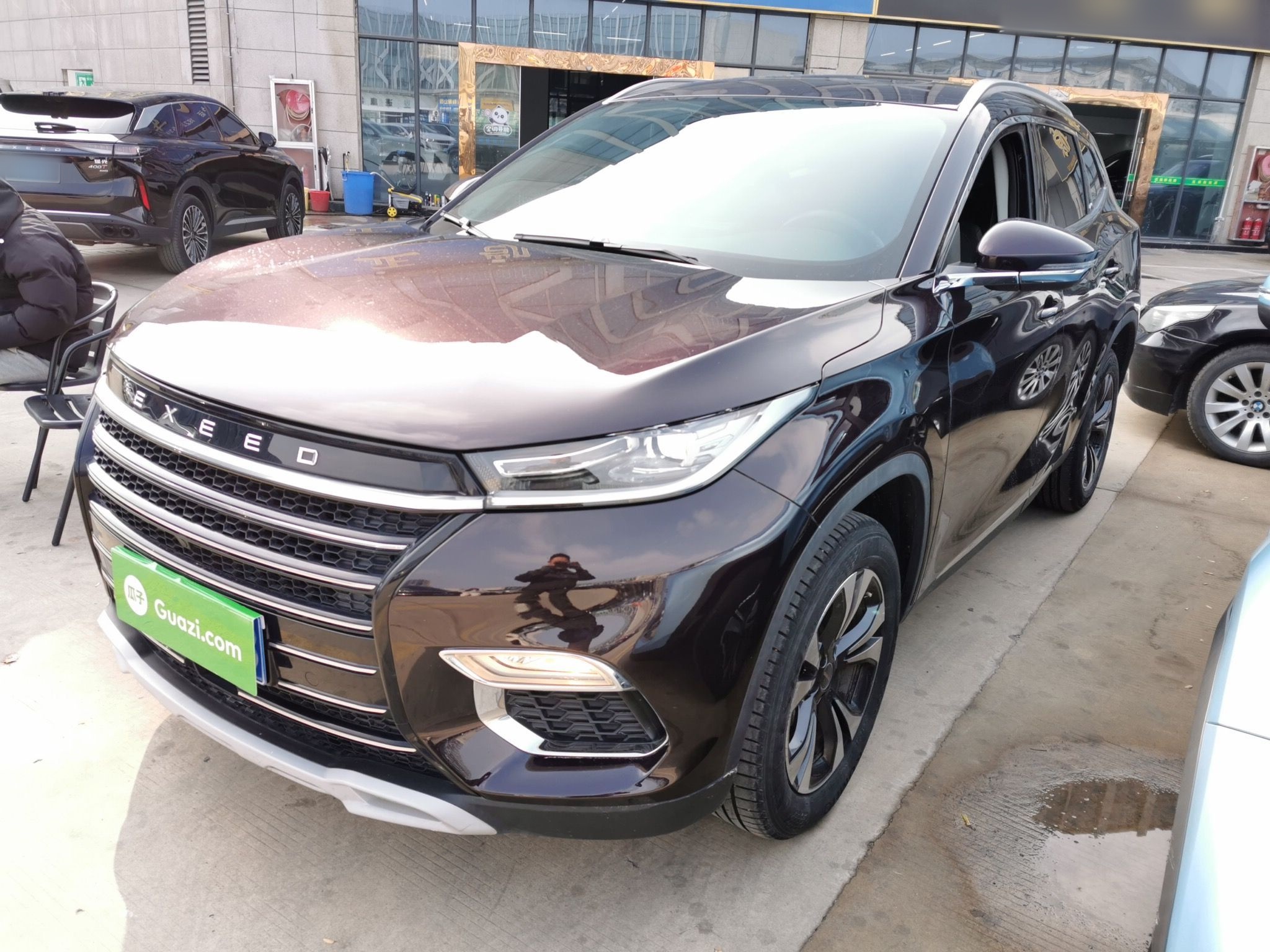 Под передней частью автомобиля