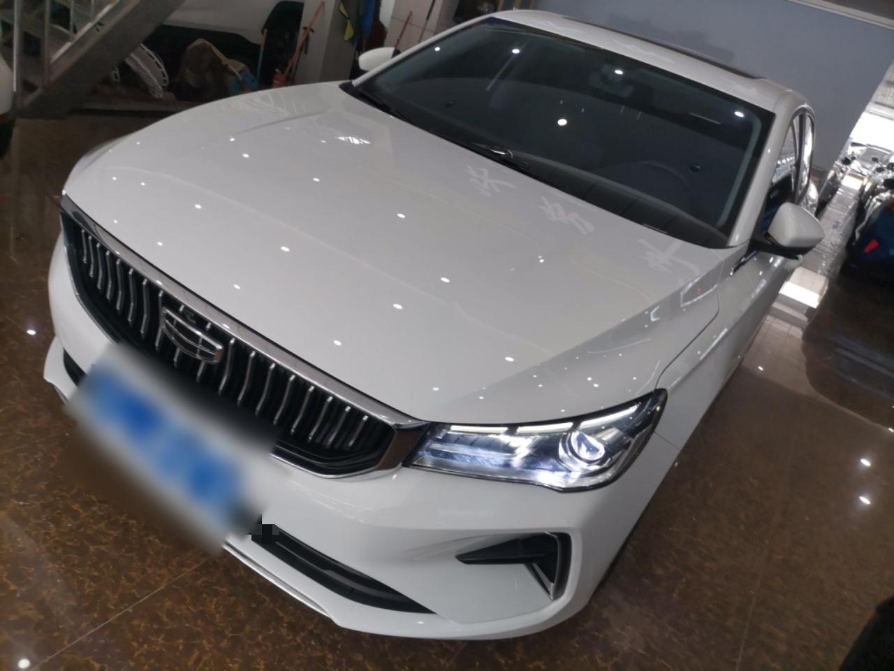 تحت مقدمة السيارة