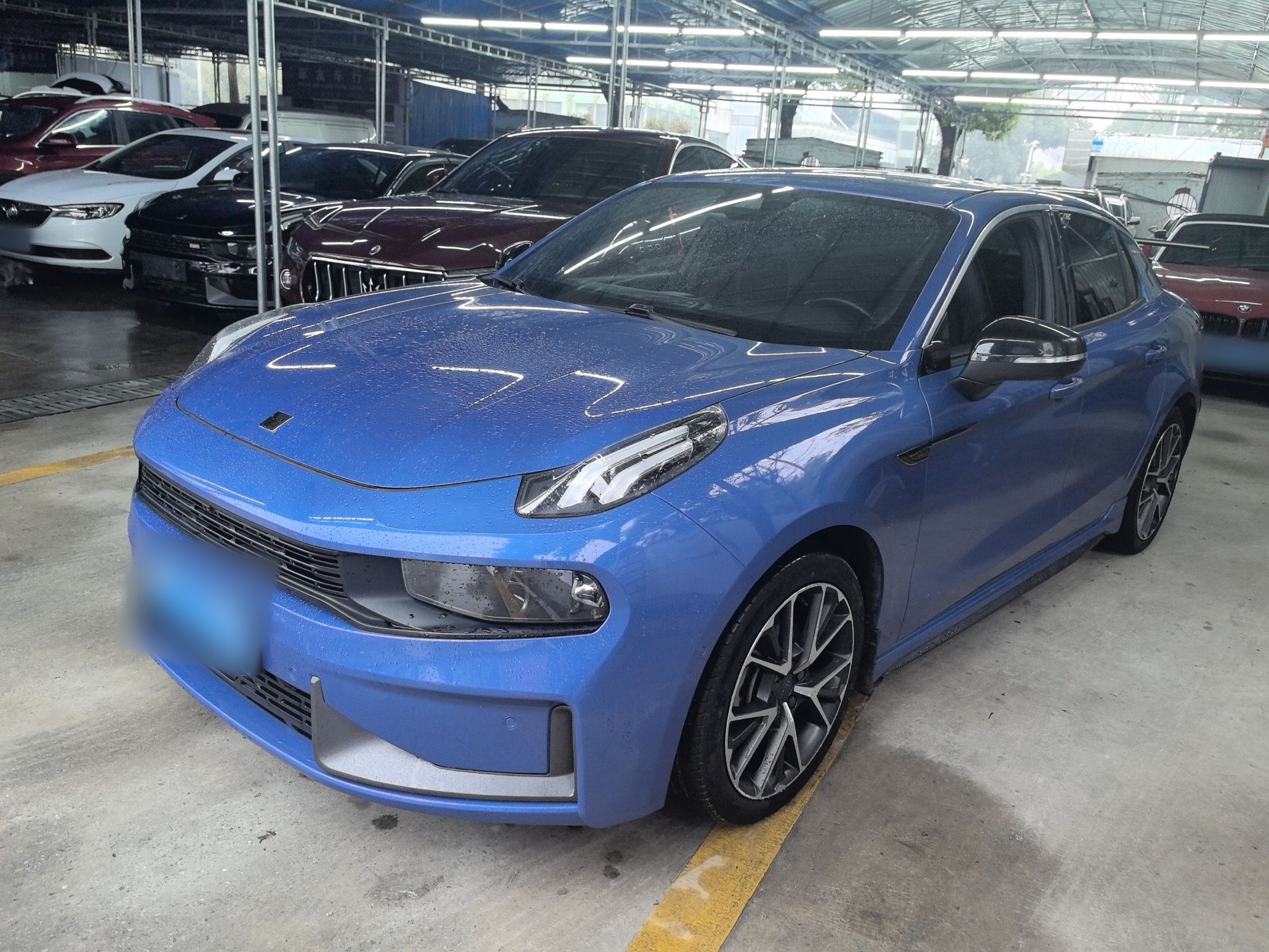 تحت مقدمة السيارة