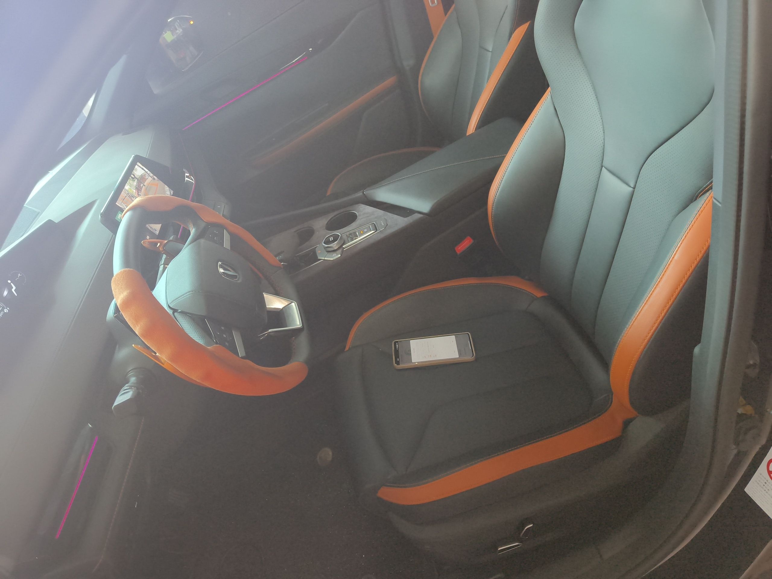 المقاعد الأمامية داخل السيارة