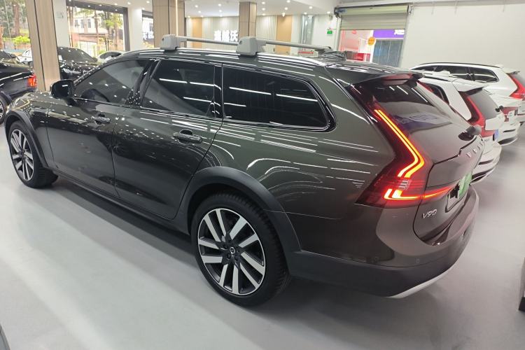 Used Volvo V90 2021 Cross Country B5 AWD Prestige Edition