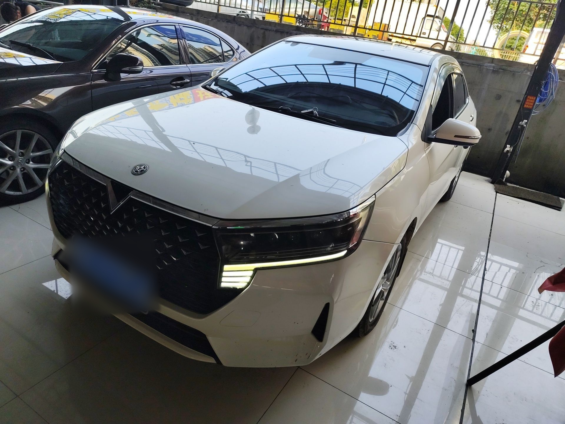 Под передней частью автомобиля