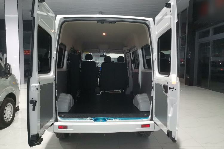 Used SAIC MAXUS Xintu V80 2024 Aotuntong Value Edition 6MT Short Wheelbase Mid-Height Roof 127 Ps 5/6 Seats
