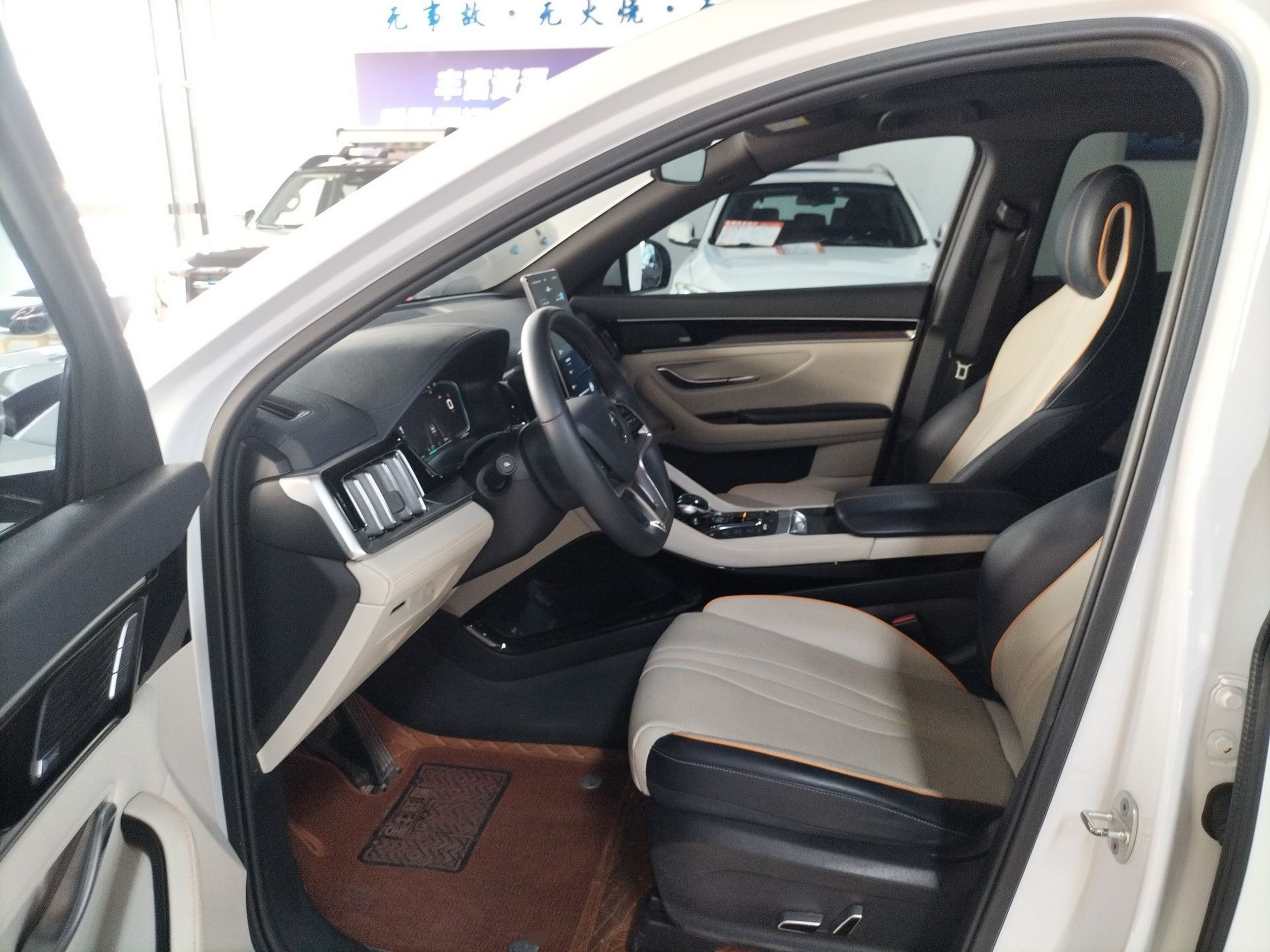 المقاعد الأمامية داخل السيارة