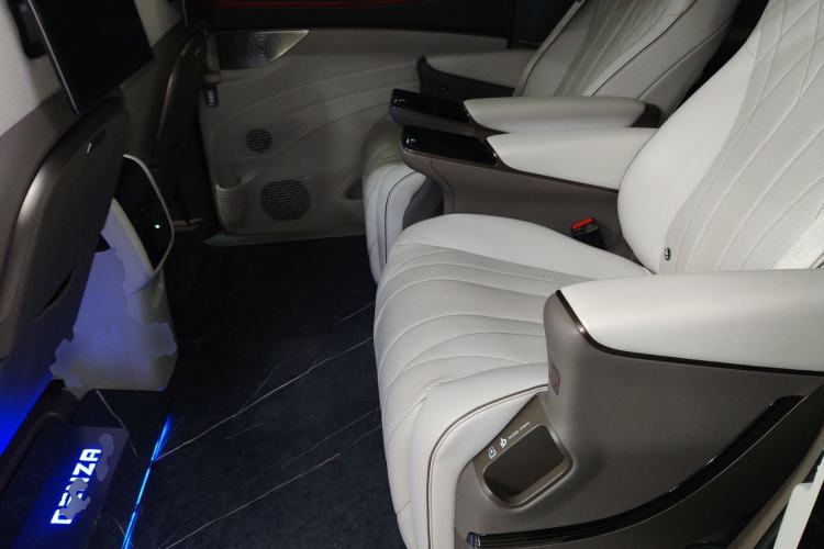 Used Denza D9 2022 DM-i 970 Four-Wheel Drive Flagship Model
