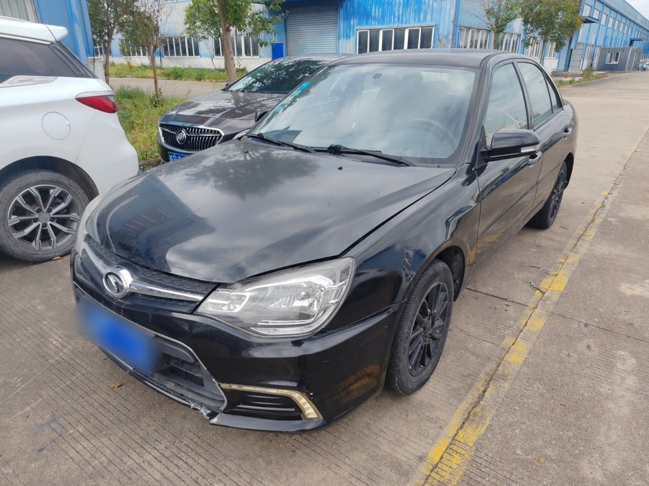 Под передней частью автомобиля