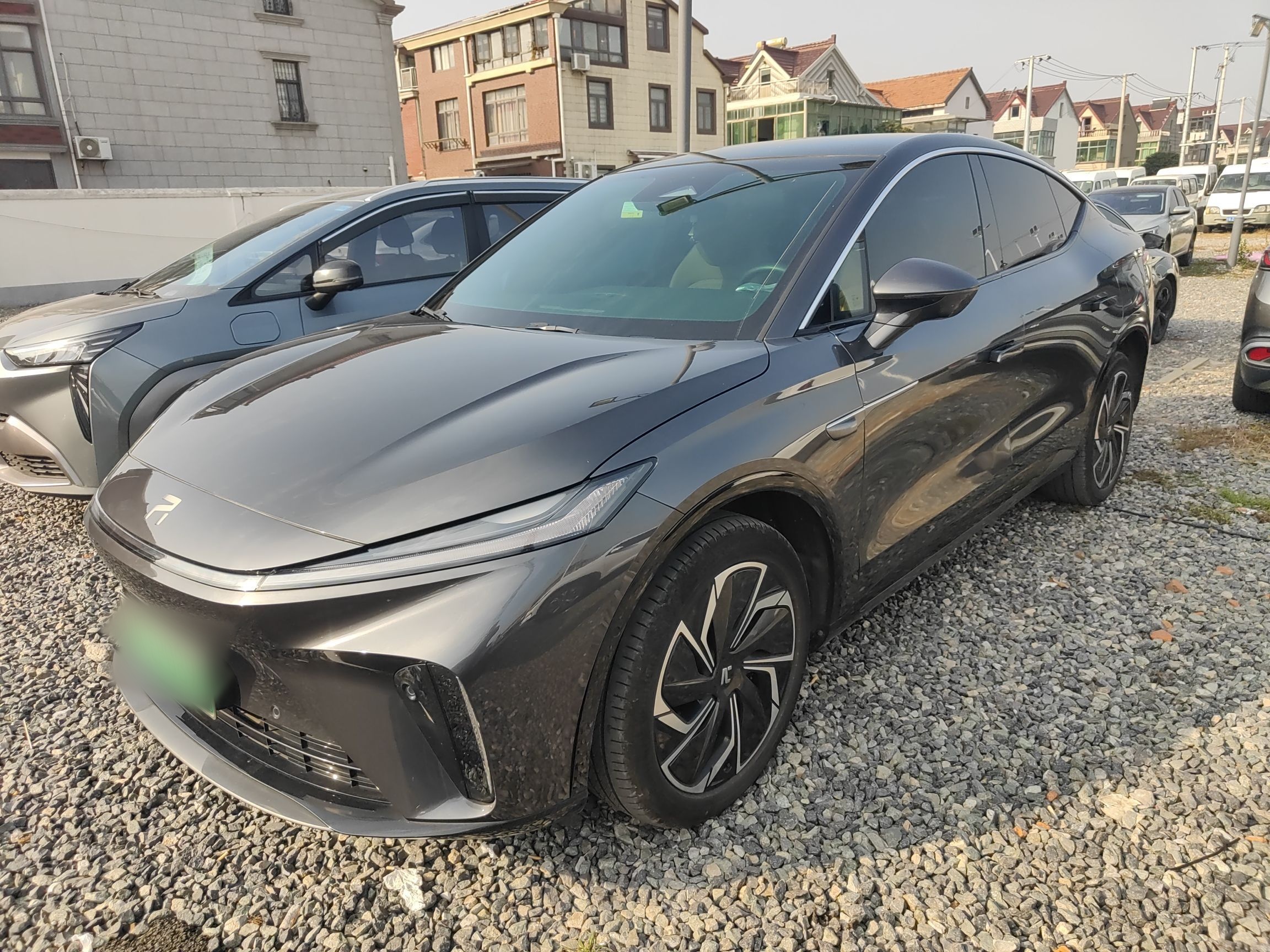 Под передней частью автомобиля