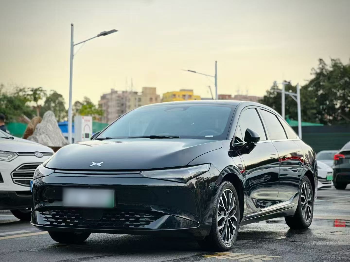 Под передней частью автомобиля