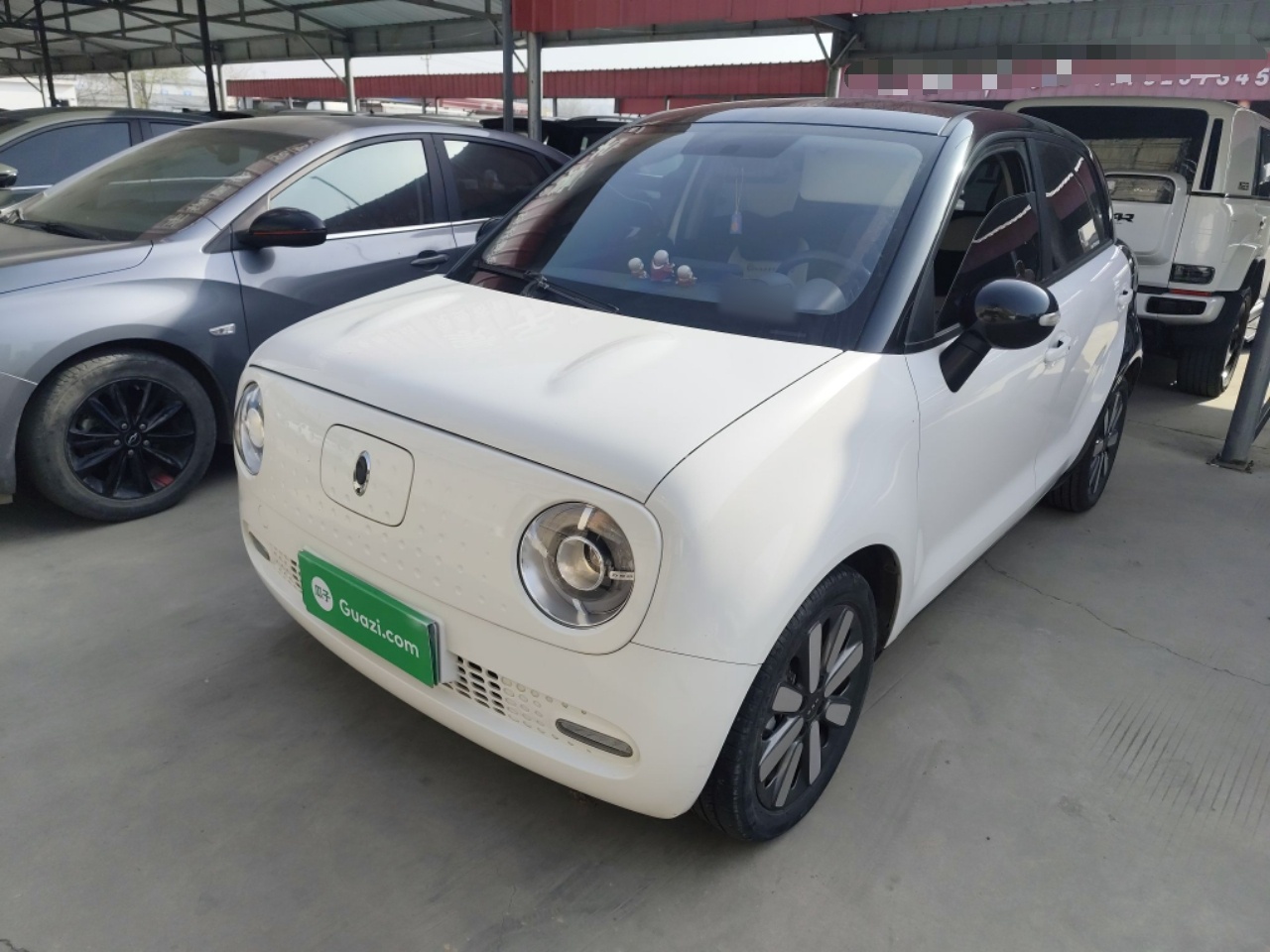 تحت مقدمة السيارة