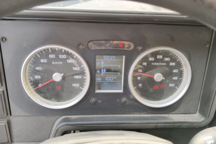 Used Iveco Daily 2020 2.5T A35 Passenger Van with Dual Tires Mid-Roof Design 5-9 Seater Side-Sliding Door China V Emission Standard