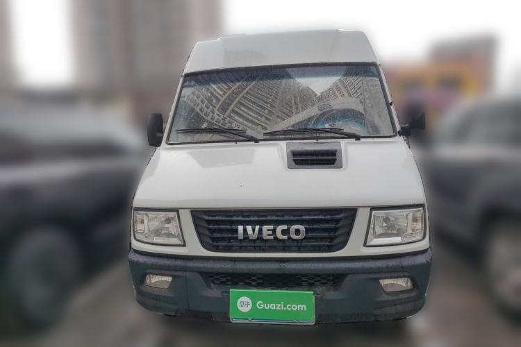 Used Iveco Daily 2020 2.5T A35 Passenger Van with Dual Tires Mid-Roof Design 5-9 Seater Side-Sliding Door China V Emission Standard Front