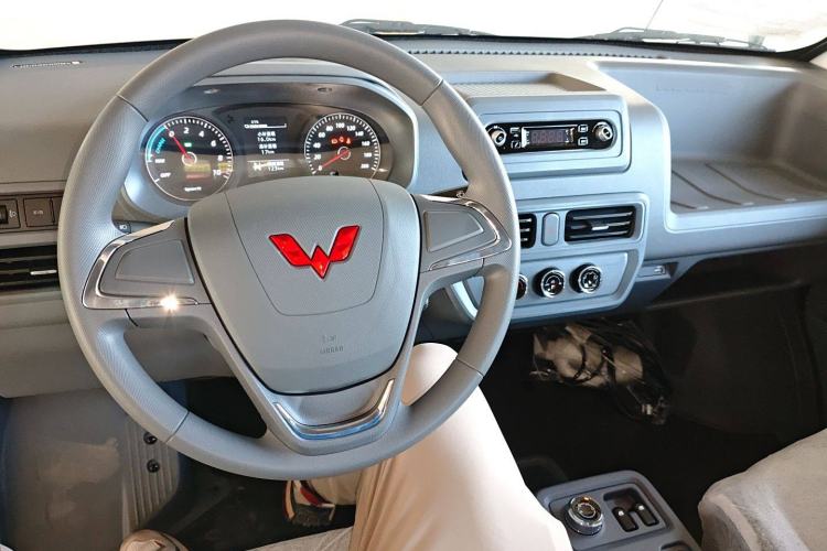 Used Wuling Yangguang 2024 300KM Comfort Version Passenger Van 75kW