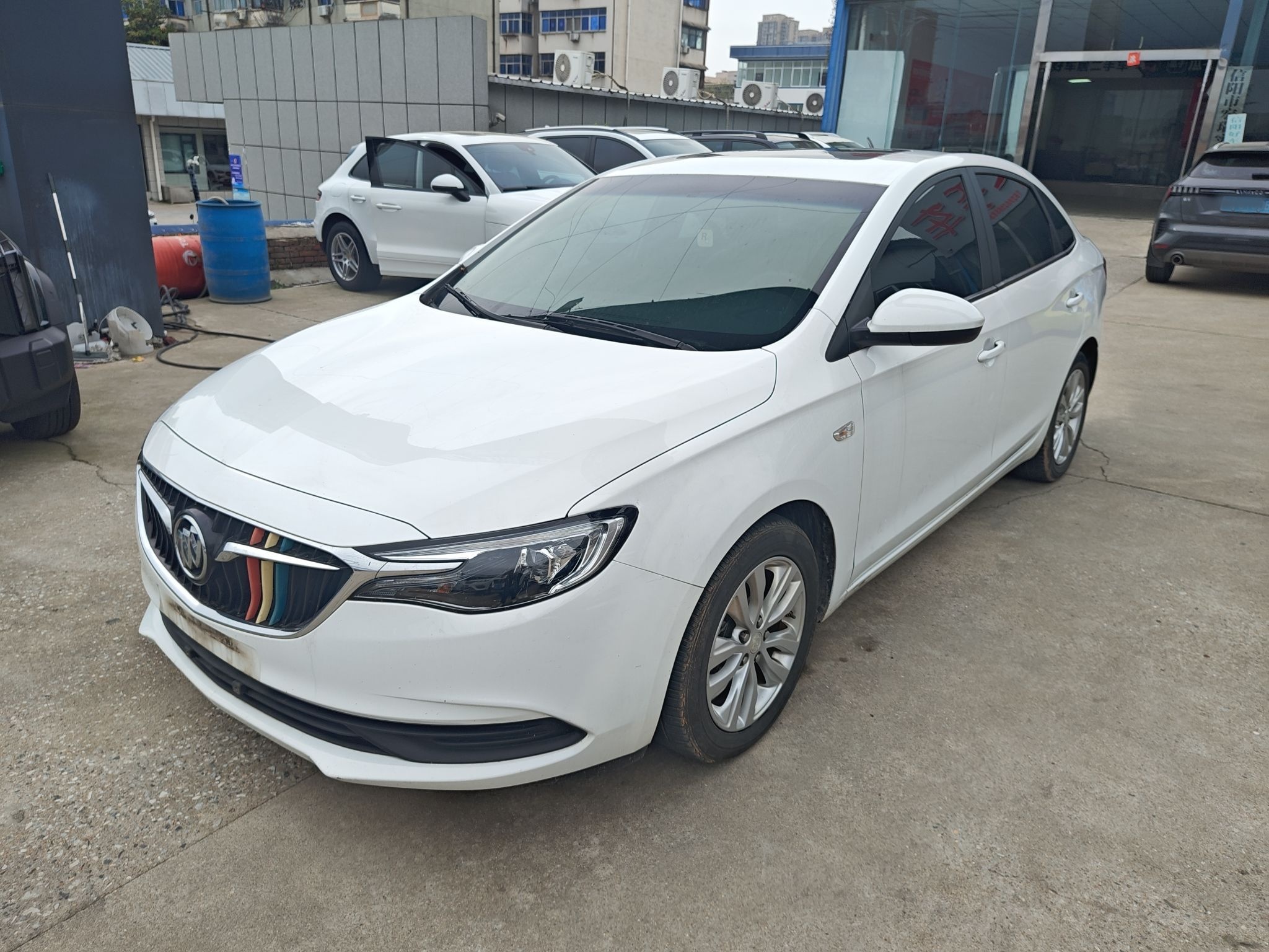 Под передней частью автомобиля