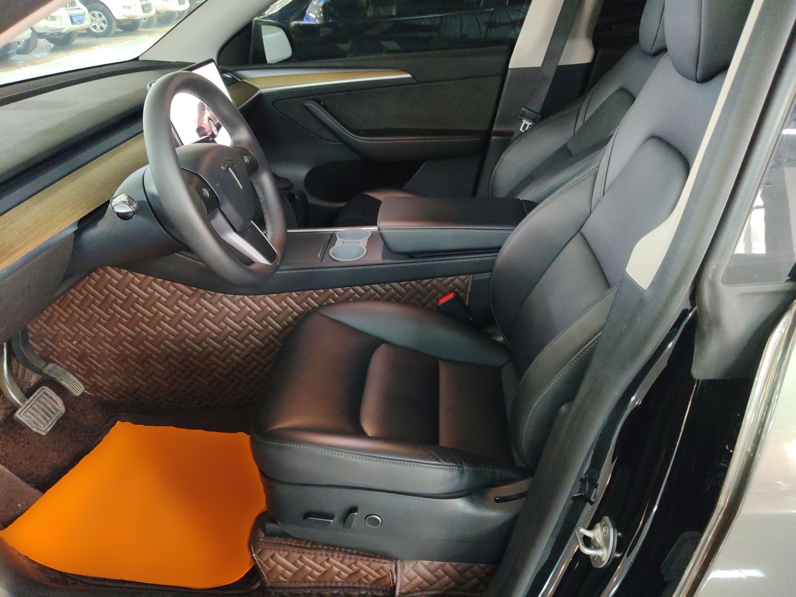 Переднее сиденье в автомобиле