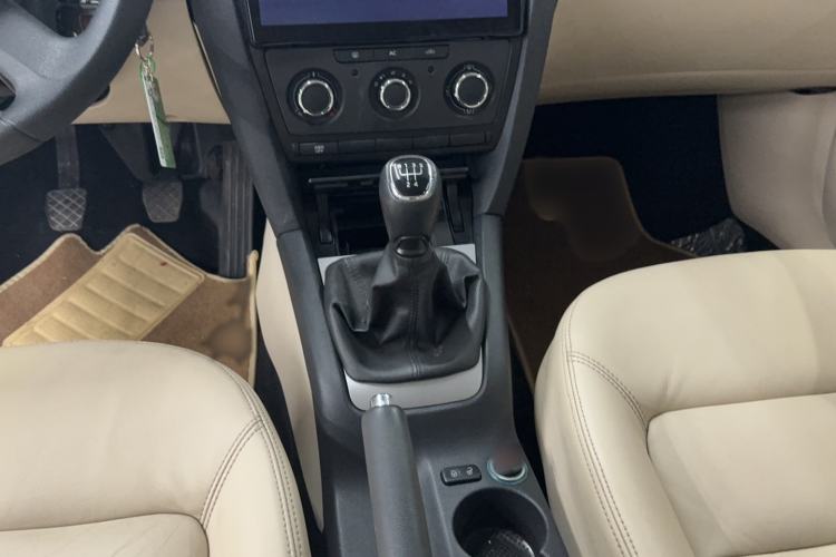 Used Skoda Octavia 2015 Classic Model 1.6L Manual Yijie Edition Gear Lever