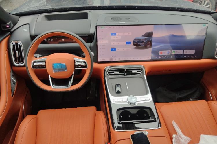 Used Geely Galaxy M9 2025 Model 230km Two-Wheel-Drive Exploration Edition Center Console