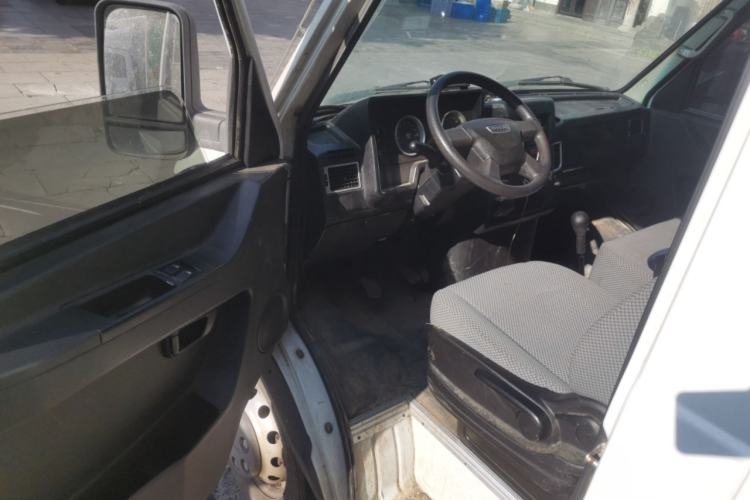 Used Iveco Daily 2023 2.5T V40 Van Long Wheelbase Mid-Roof Design Dual Tires Side-Swing Doors 2-3 Seater