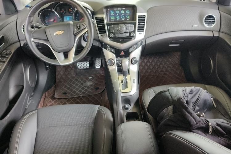 Used Chevrolet Cruze 2013 Hatchback 1.6T Automatic Flagship Model Center Console