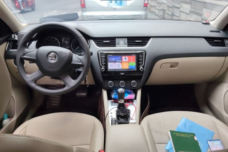 Used Skoda Octavia 2015 1.6L Automatic Yijie Edition Center Console