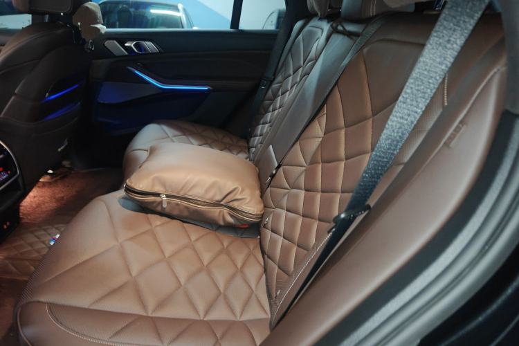 Used BMW X5 2022 xDrive 40Li M Sport Package Left Rear Seat