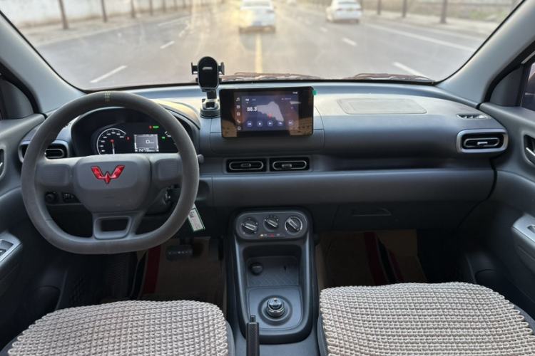 Used Wuling Hongguang New Energy 2025 Extended-Range Hybrid 50KM Comfort Version Interior 11