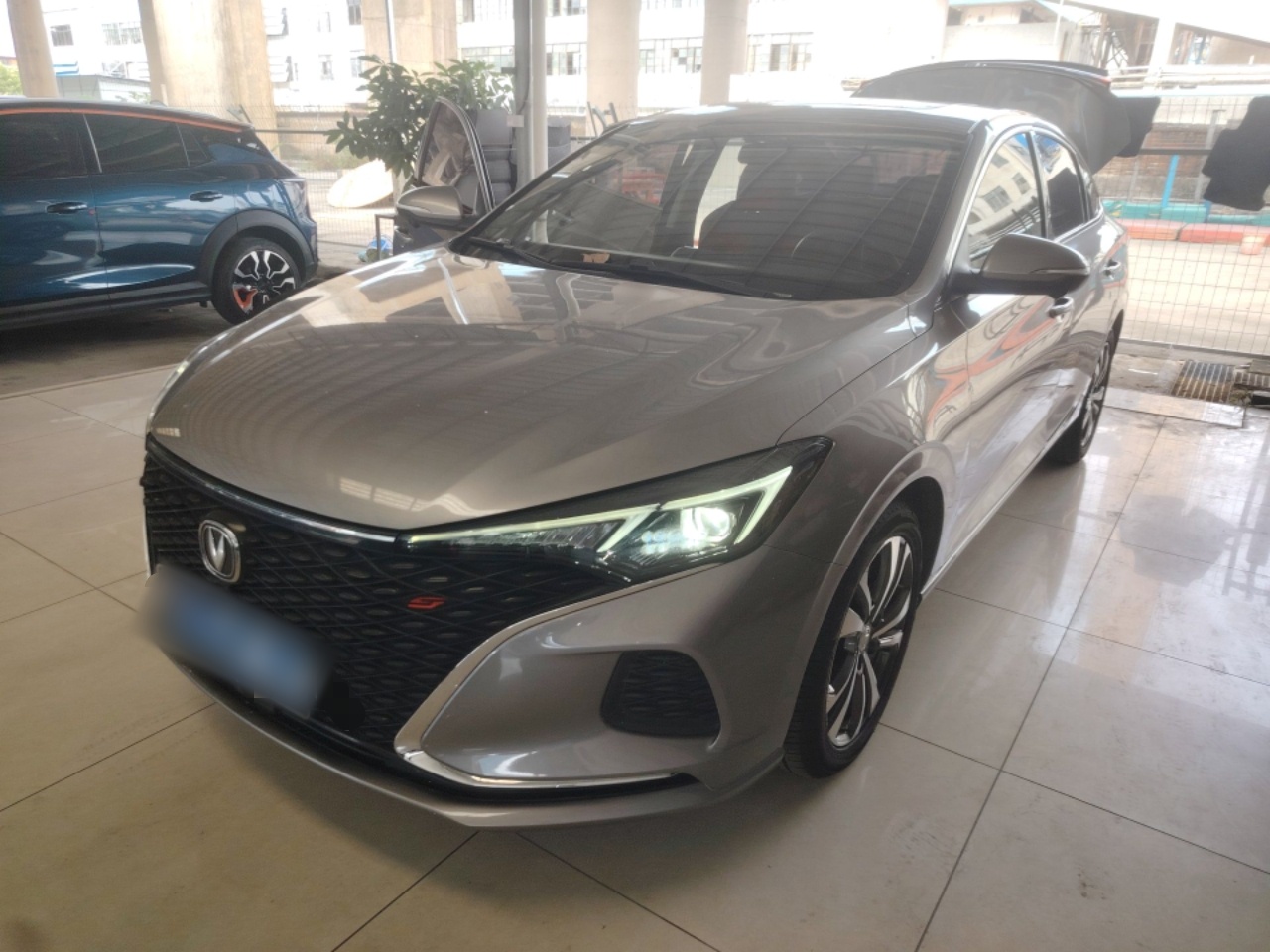 تحت مقدمة السيارة