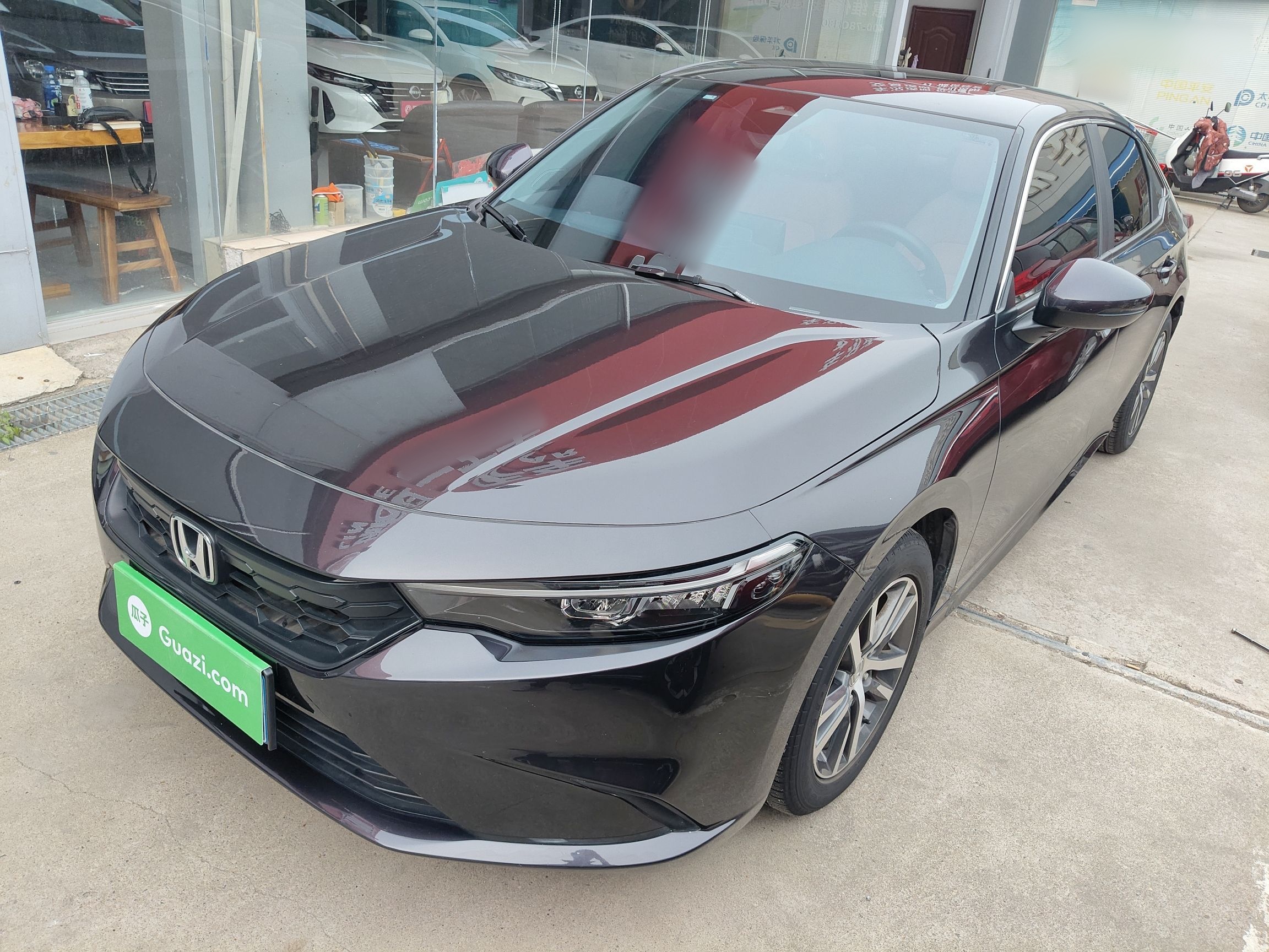 تحت مقدمة السيارة