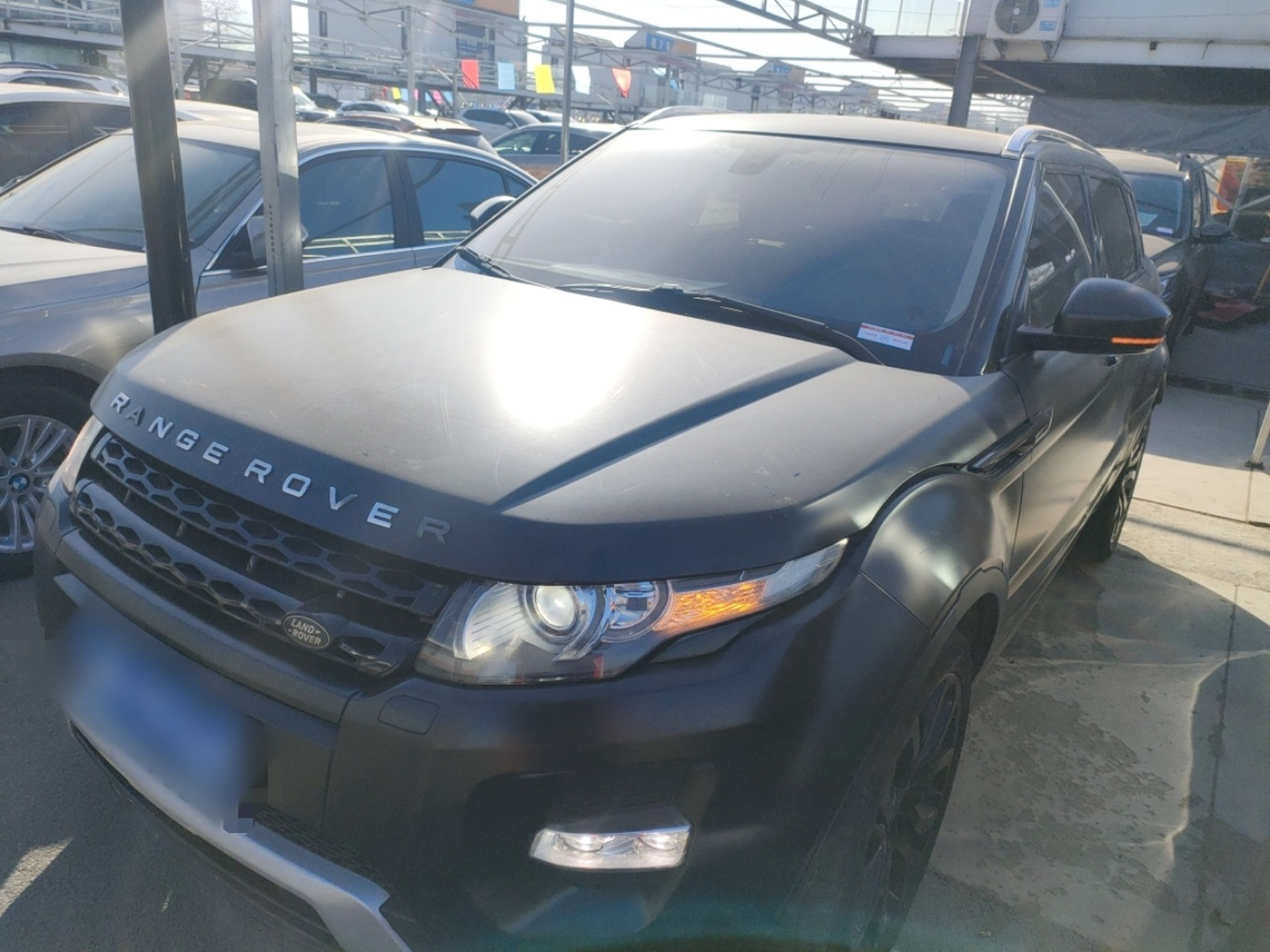 تحت مقدمة السيارة