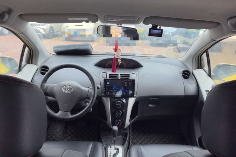 Used Toyota Yaris 2011 1.6E Automatic Charm Edition Center Console