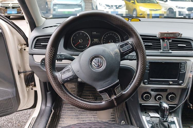 Used Volkswagen Gran Lavida 2014 1.6L Automatic Sport Edition Steering Wheel